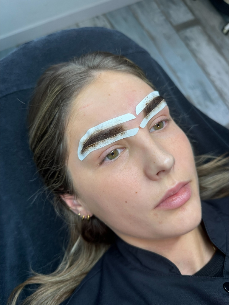 Air Brush wenkbrauwen tijdens behandeling